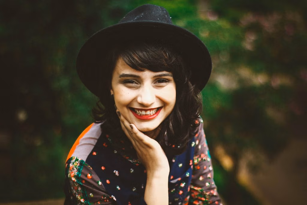 Femme souriante au chapeau noir