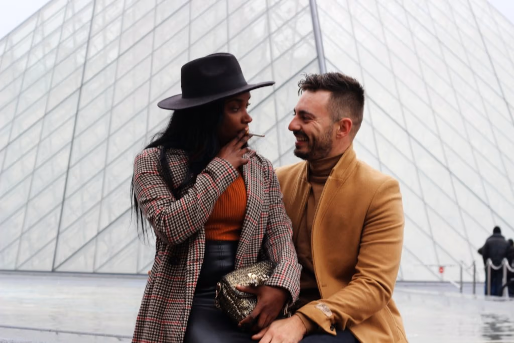 Couple élégant souriant en ville