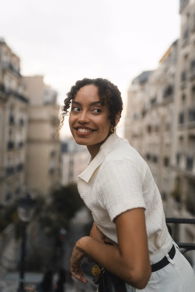 Femme souriante dans une rue de ville
