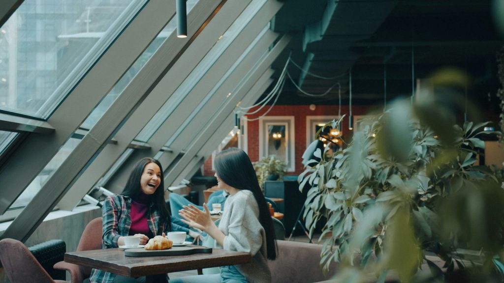 Amis attablés dans un café
