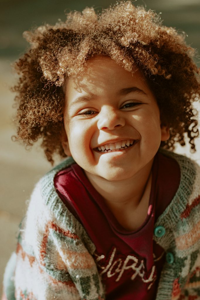 Enfant aux cheveux bouclés qui rit