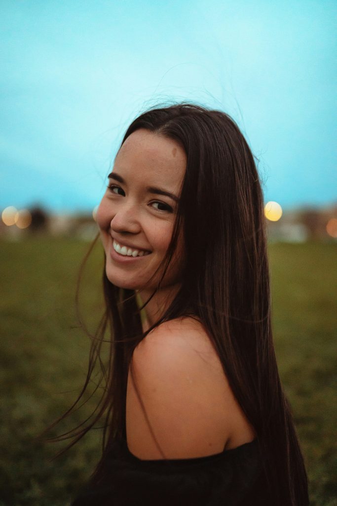 Adolescente souriante en extérieur